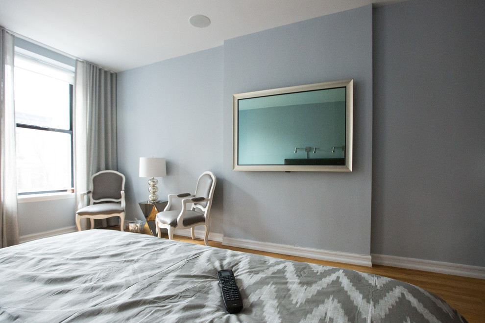 Idee per una camera da letto moderna con pareti grigie e parquet chiaro