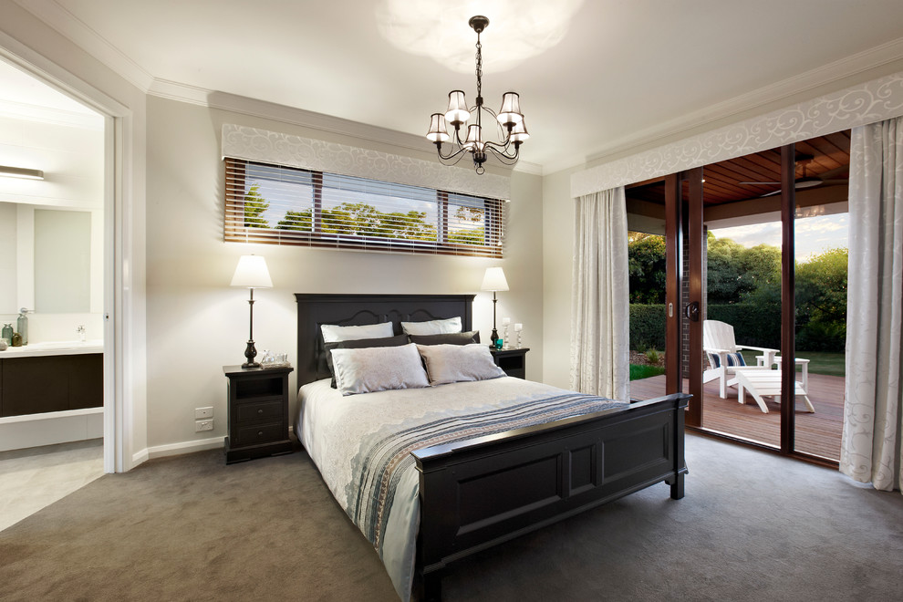 На фото: хозяйская спальня среднего размера в современном стиле с бежевыми стенами и ковровым покрытием