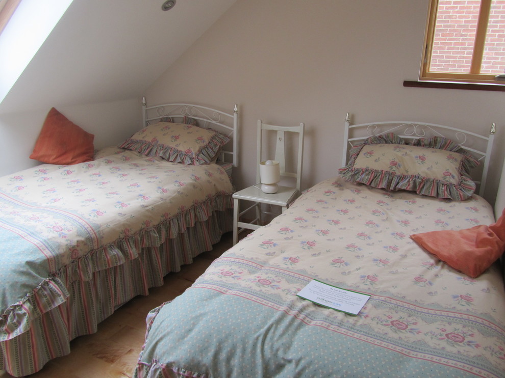На фото: гостевая спальня среднего размера, (комната для гостей) в стиле кантри с бежевыми стенами и светлым паркетным полом без камина