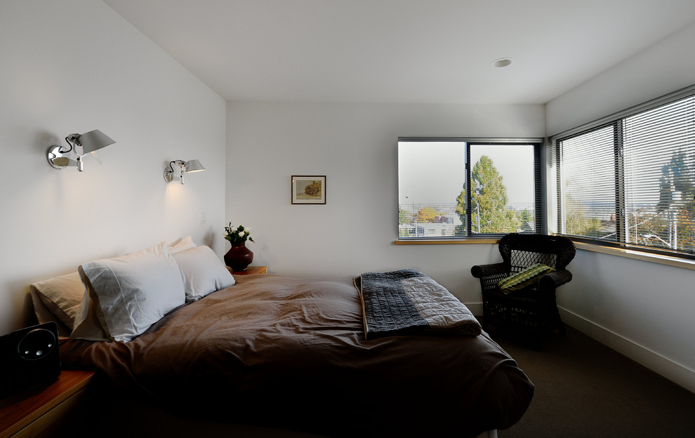 На фото: гостевая спальня среднего размера, (комната для гостей) в стиле модернизм с белыми стенами, ковровым покрытием и коричневым полом без камина