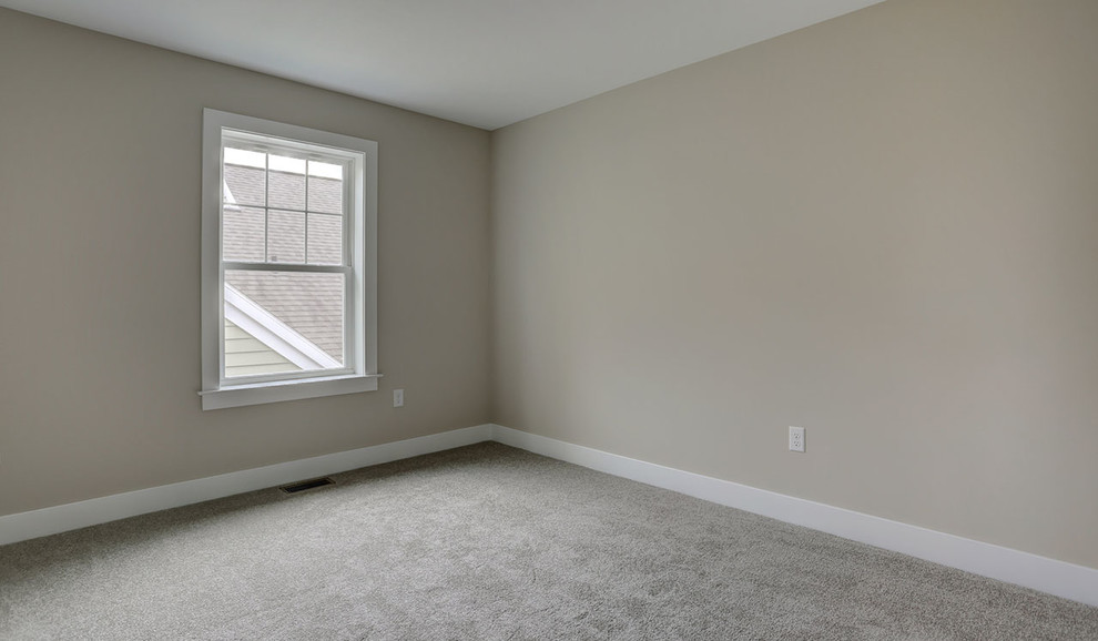 Immagine di una camera degli ospiti country di medie dimensioni con pareti grigie, moquette e pavimento beige