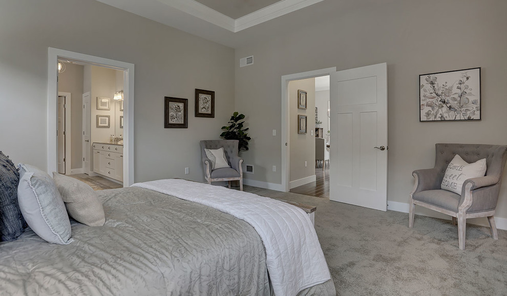 Ejemplo de dormitorio principal campestre de tamaño medio con paredes grises, moqueta y suelo beige