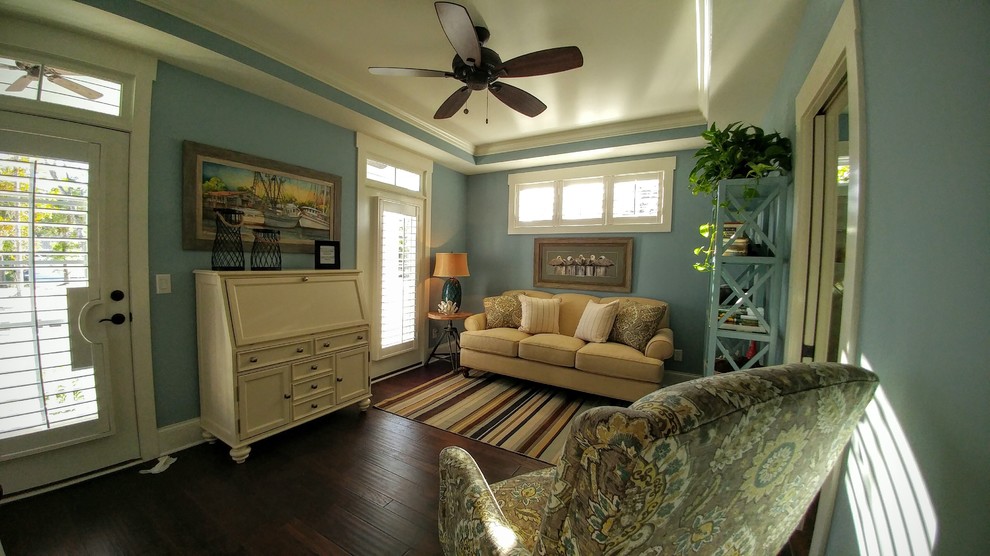 Imagen de habitación de invitados de estilo americano extra grande con paredes azules y suelo de madera oscura