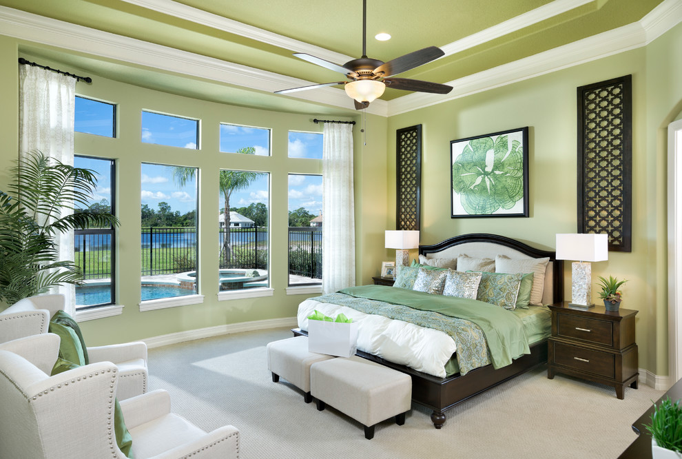 На фото: спальня в классическом стиле с бежевыми стенами и ковровым покрытием без камина с
