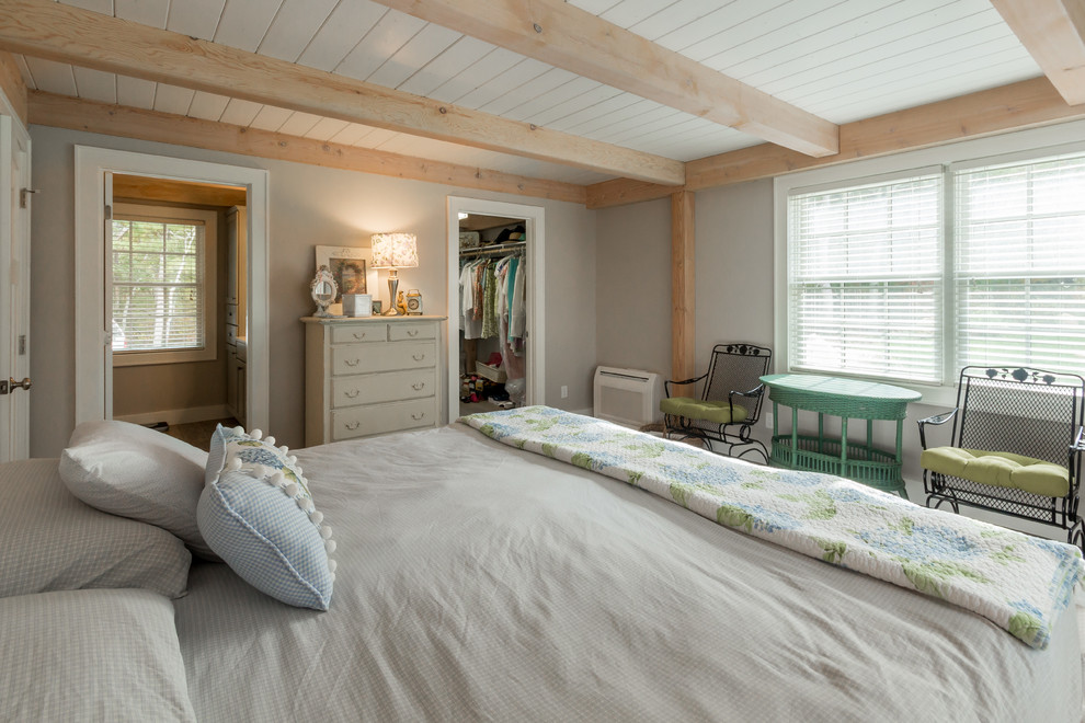 Idéer för att renovera ett shabby chic-inspirerat sovrum, med grå väggar och mellanmörkt trägolv