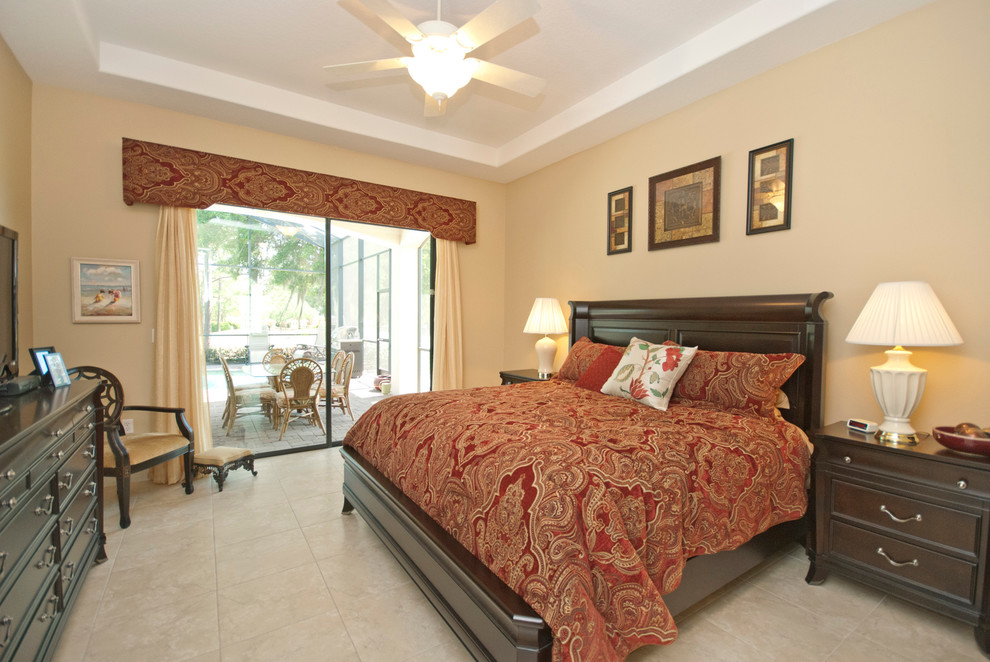 Bedroom - traditional bedroom idea in Orlando