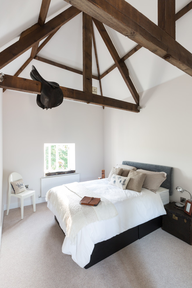 На фото: спальня в стиле кантри с белыми стенами и ковровым покрытием
