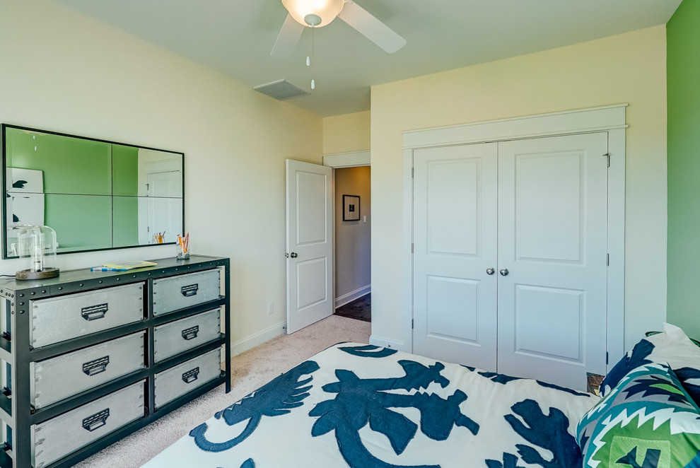 Стильный дизайн: гостевая спальня среднего размера, (комната для гостей) в стиле фьюжн с зелеными стенами, ковровым покрытием и коричневым полом - последний тренд