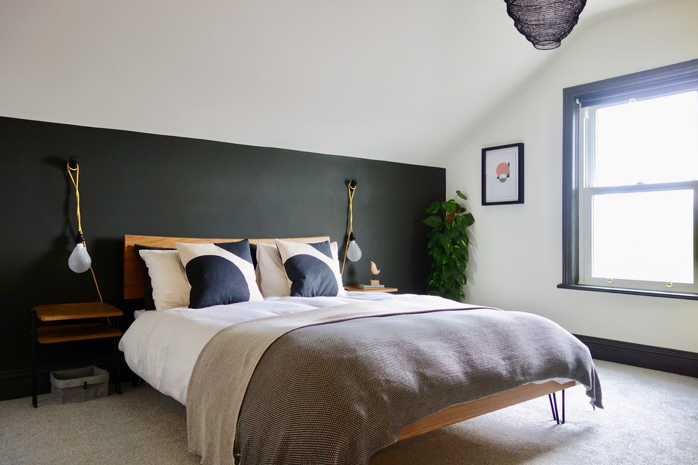 他の地域にある広い北欧スタイルのおしゃれな客用寝室 (白い壁、カーペット敷き、標準型暖炉、金属の暖炉まわり、グレーの床)
