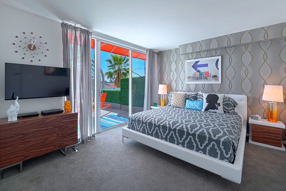 Immagine di una camera da letto minimalista con pareti grigie, moquette e TV
