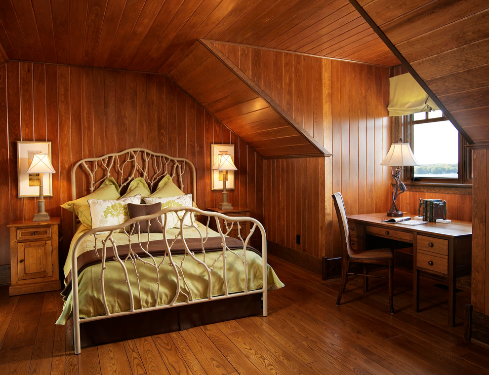 Ejemplo de dormitorio rural con suelo de madera oscura