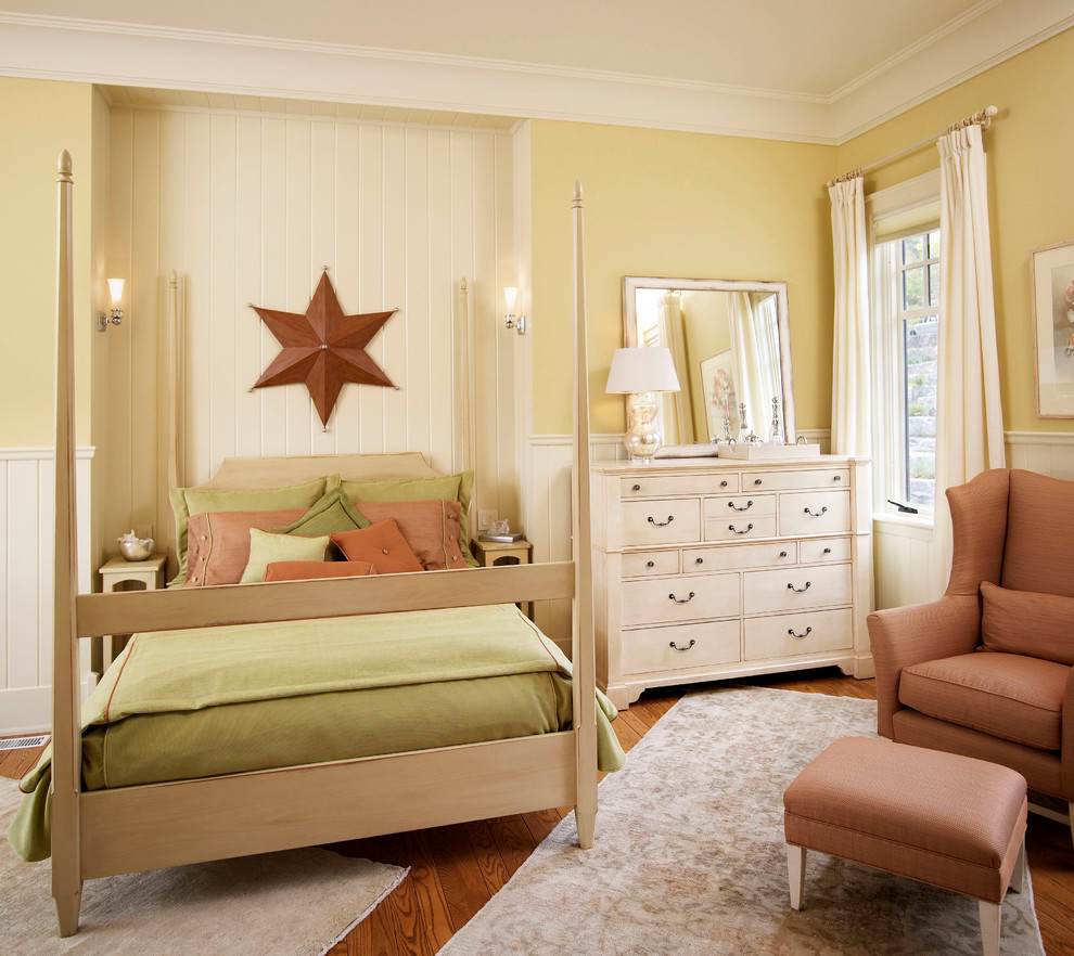 Источник вдохновения для домашнего уюта: спальня в стиле рустика с желтыми стенами