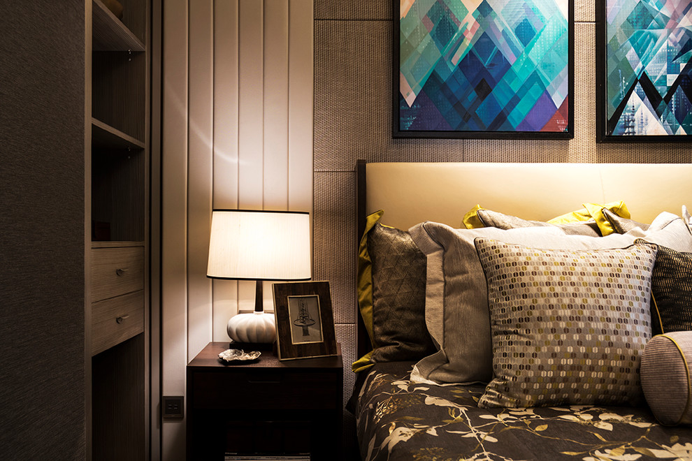 Imagen de habitación de invitados vintage pequeña con paredes beige y suelo de madera clara