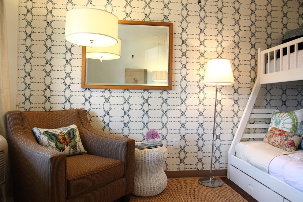 Esempio di una camera degli ospiti contemporanea con pareti beige