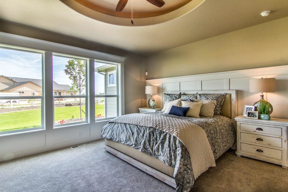 Mittelgroßes Landhaus Hauptschlafzimmer mit grauer Wandfarbe und Teppichboden in Boise