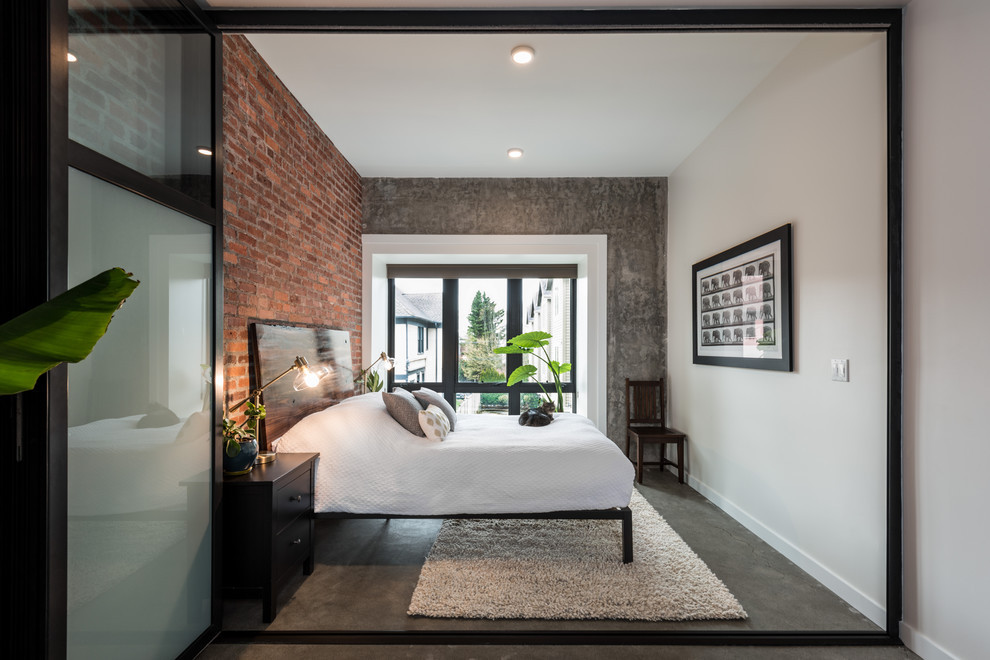 シアトルにある小さなコンテンポラリースタイルのおしゃれな主寝室 (白い壁、コンクリートの床、茶色い床) のレイアウト