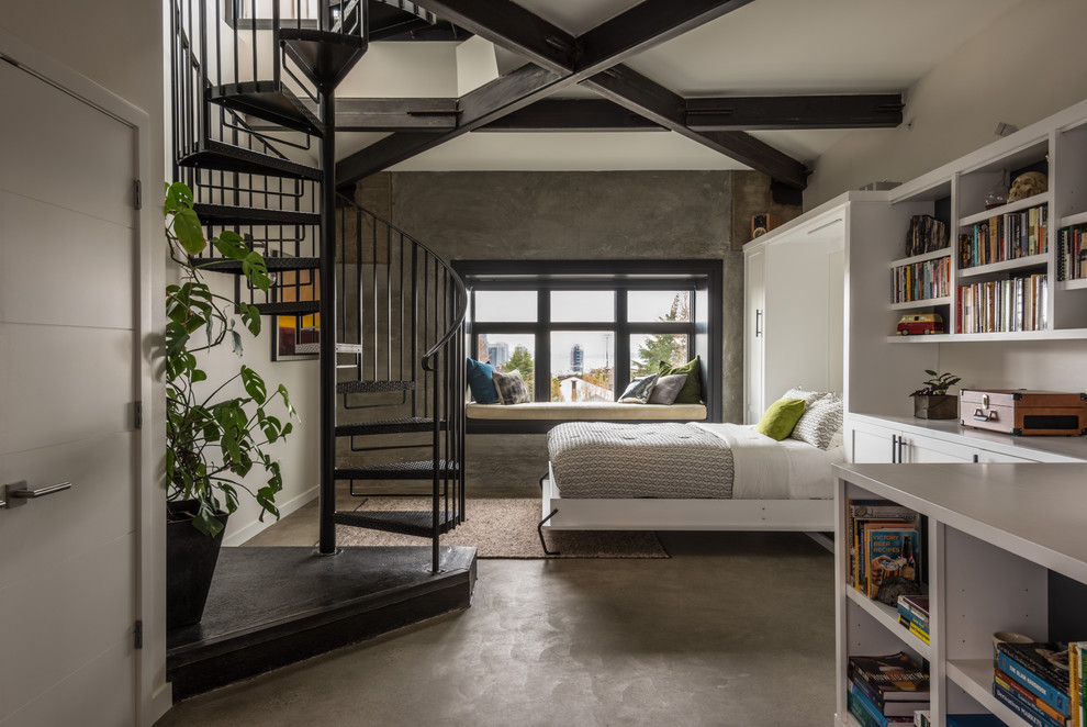 シアトルにある小さなコンテンポラリースタイルのおしゃれな客用寝室 (白い壁、コンクリートの床、茶色い床)