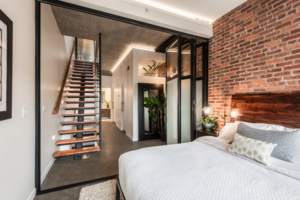 シアトルにある小さなコンテンポラリースタイルのおしゃれな主寝室 (白い壁、コンクリートの床、茶色い床)