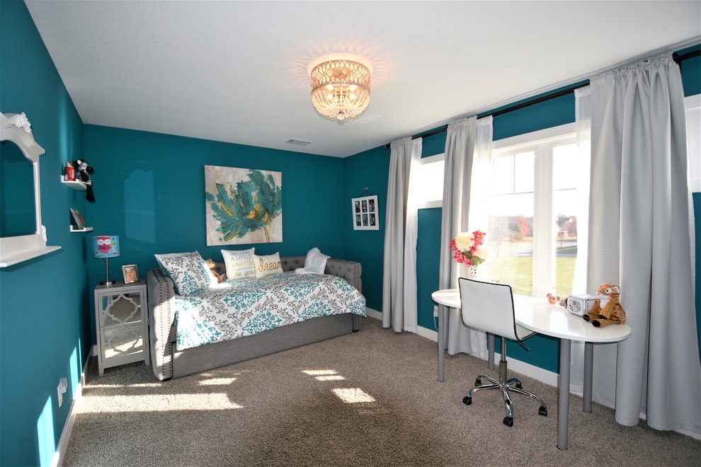 Aménagement d'une chambre avec moquette craftsman de taille moyenne avec un mur bleu et aucune cheminée.