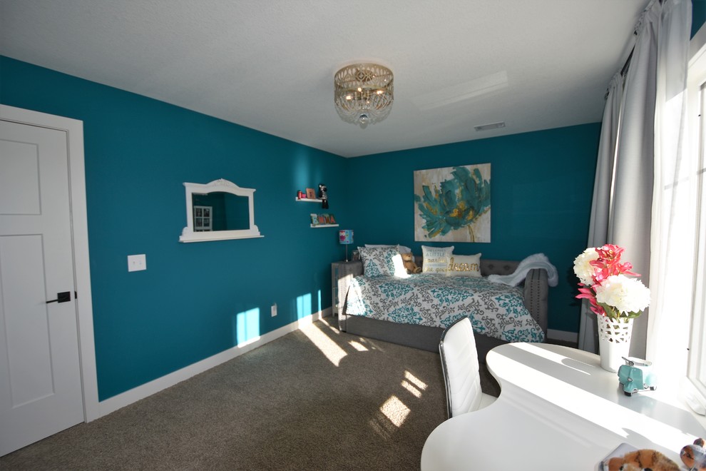 Idéer för att renovera ett mellanstort amerikanskt sovrum, med blå väggar och heltäckningsmatta