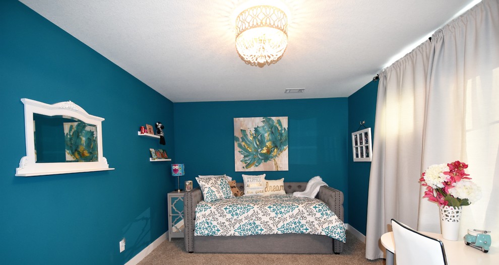Esempio di una camera da letto american style di medie dimensioni con pareti blu, moquette e nessun camino