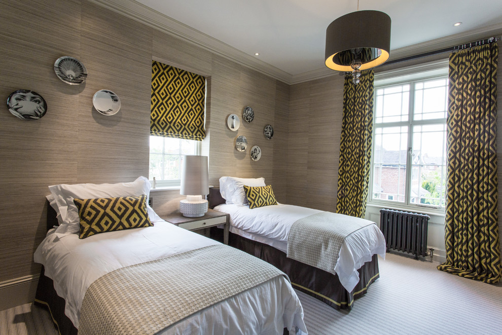 Modelo de habitación de invitados tradicional renovada de tamaño medio con paredes marrones y moqueta