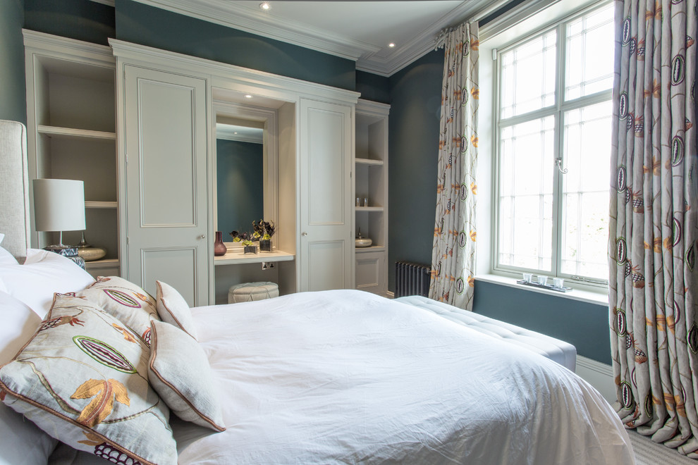 Immagine di una camera da letto minimal di medie dimensioni con moquette