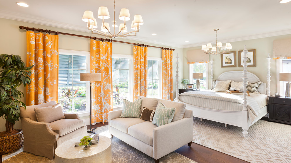 Geräumiges Hauptschlafzimmer mit dunklem Holzboden, braunem Boden und beiger Wandfarbe in Tampa