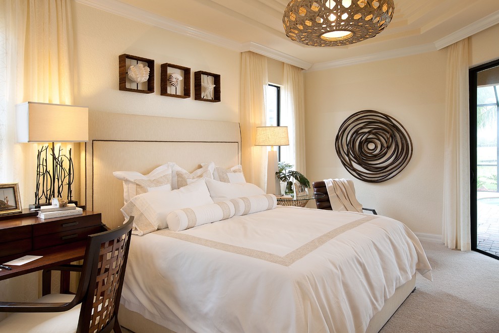 Inspiration för moderna sovrum, med beige väggar och heltäckningsmatta
