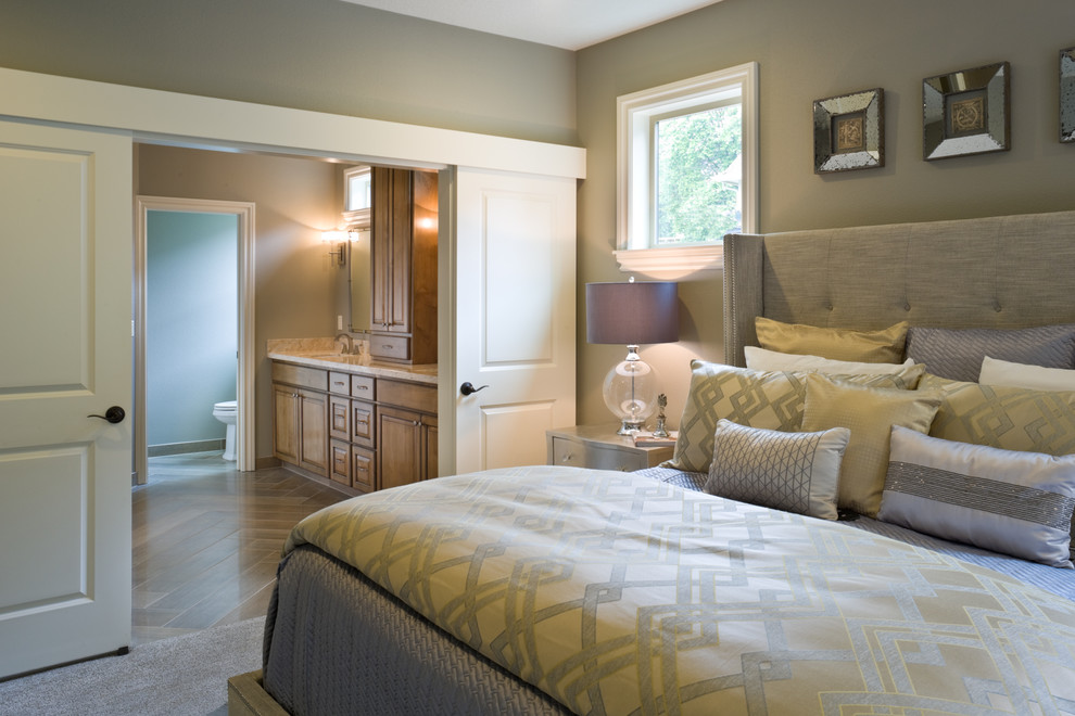Ejemplo de dormitorio principal tradicional grande sin chimenea con paredes grises, moqueta y suelo gris
