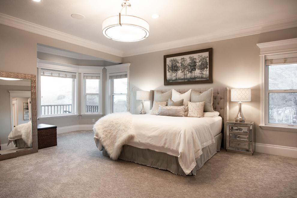 Mittelgroßes Klassisches Schlafzimmer mit grauer Wandfarbe, Teppichboden und grauem Boden in Salt Lake City