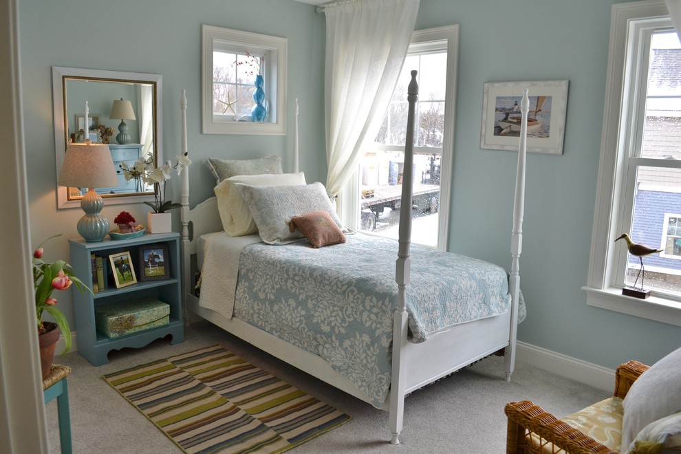 Diseño de habitación de invitados costera pequeña sin chimenea con paredes azules, suelo gris y moqueta