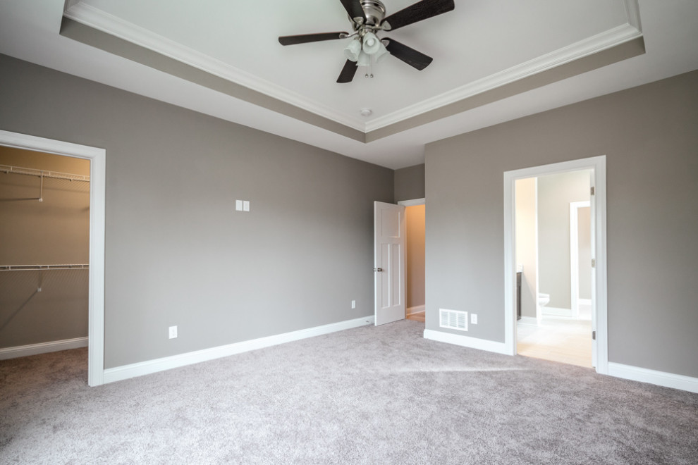 Aménagement d'une chambre classique avec un mur gris, un sol gris et un plafond décaissé.