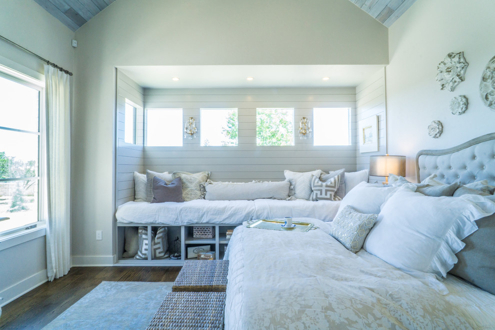 Großes Landhausstil Hauptschlafzimmer ohne Kamin mit weißer Wandfarbe, dunklem Holzboden und braunem Boden in Austin