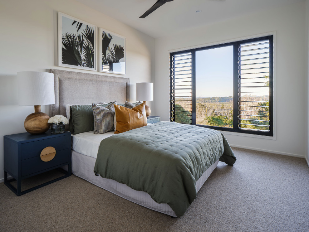 ゴールドコーストにあるコンテンポラリースタイルのおしゃれな寝室 (白い壁、カーペット敷き、グレーの床)