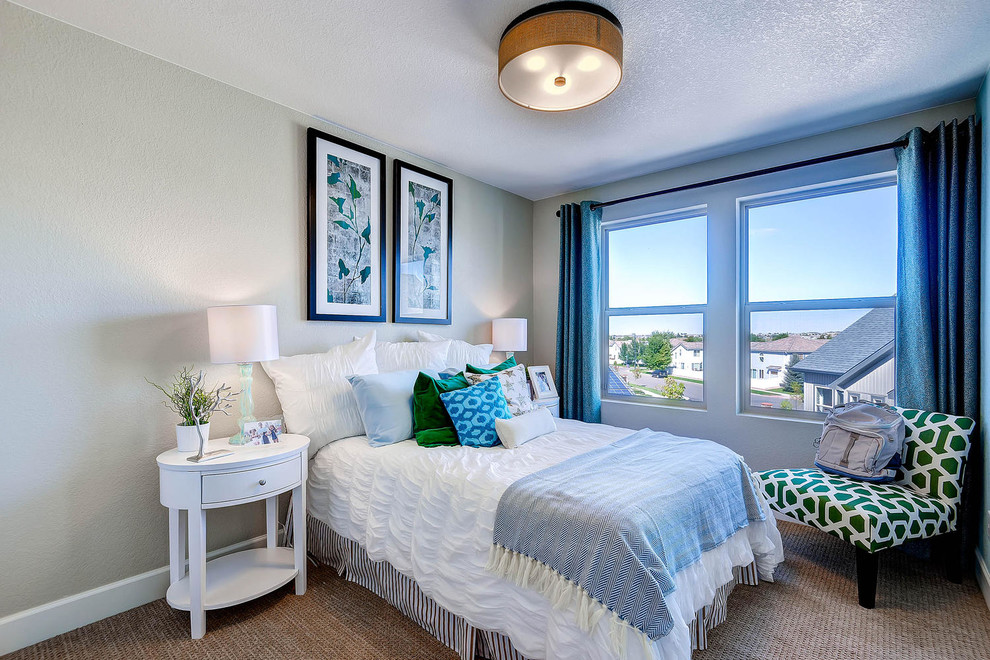 デンバーにあるトランジショナルスタイルのおしゃれな客用寝室 (グレーの壁、カーペット敷き、青いカーテン) のレイアウト