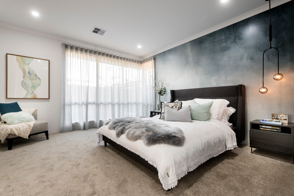 パースにある中くらいなコンテンポラリースタイルのおしゃれな主寝室 (白い壁、カーペット敷き、グレーの床、アクセントウォール) のレイアウト