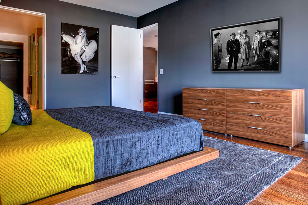 Großes Modernes Schlafzimmer ohne Kamin mit grauer Wandfarbe und dunklem Holzboden in Los Angeles