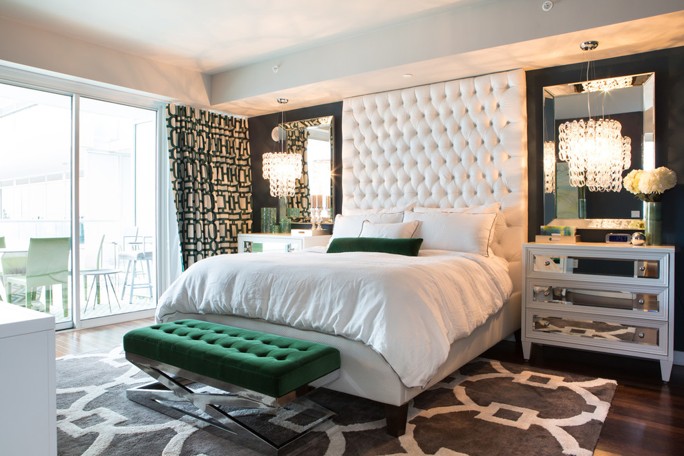 Mittelgroßes Modernes Schlafzimmer ohne Kamin mit grüner Wandfarbe und dunklem Holzboden in Los Angeles