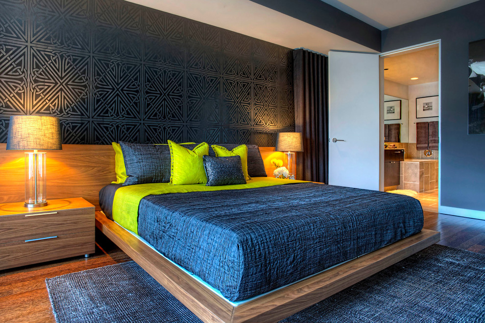 Imagen de dormitorio contemporáneo con paredes azules y suelo de madera oscura