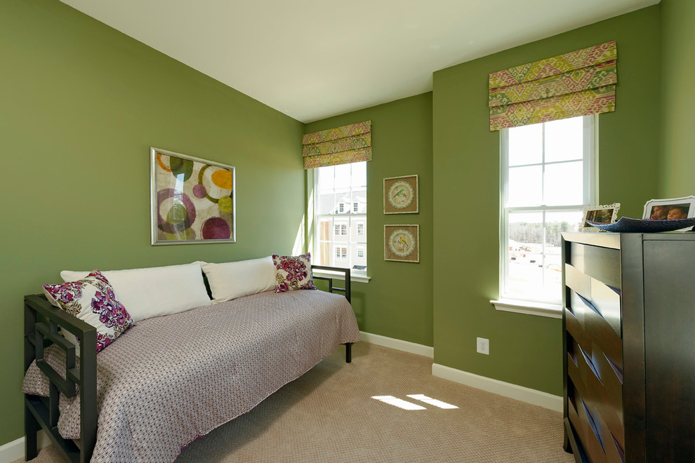 Ejemplo de habitación de invitados tradicional renovada de tamaño medio con paredes verdes y moqueta