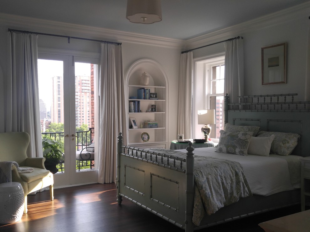 Diseño de habitación de invitados clásica de tamaño medio sin chimenea con paredes blancas, suelo de madera en tonos medios y suelo marrón