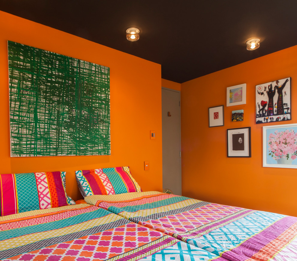Mittelgroßes Modernes Gästezimmer mit oranger Wandfarbe in Auckland