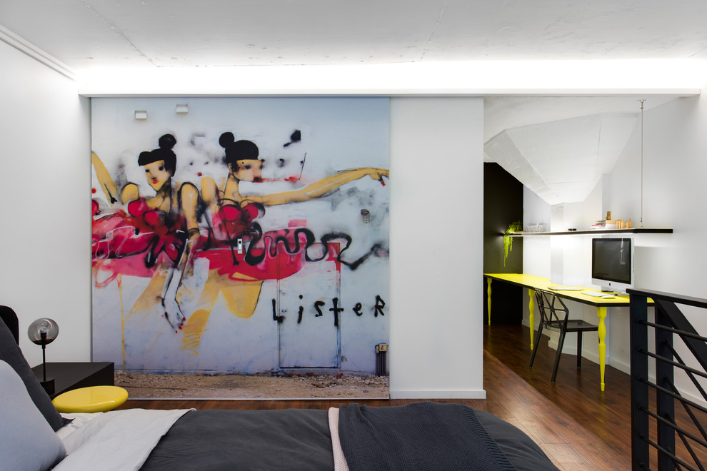 Ispirazione per una piccola camera da letto contemporanea con pareti bianche, pavimento in linoleum e pavimento marrone
