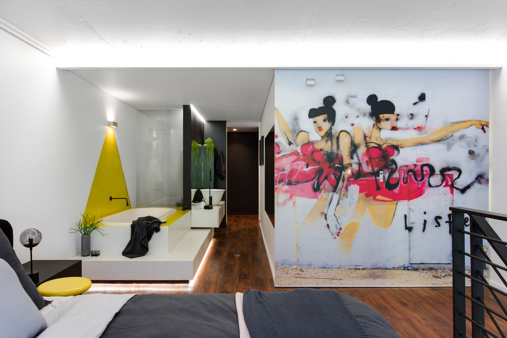 Foto di una piccola camera da letto minimal con pareti bianche, pavimento in linoleum e pavimento marrone