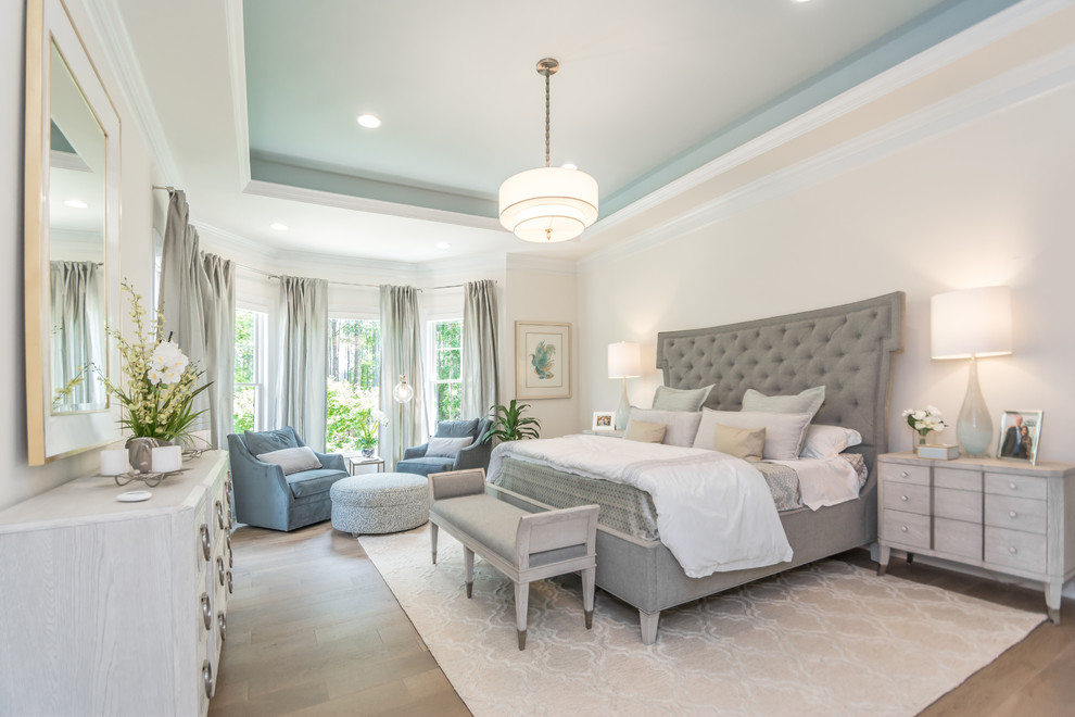 Klassisches Hauptschlafzimmer mit beiger Wandfarbe, braunem Holzboden und braunem Boden in Sonstige
