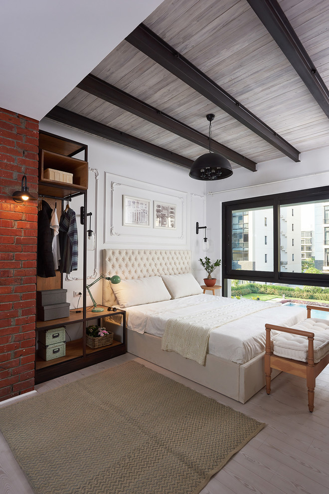 他の地域にあるインダストリアルスタイルのおしゃれな主寝室 (白い壁、淡色無垢フローリング、ベージュの床)
