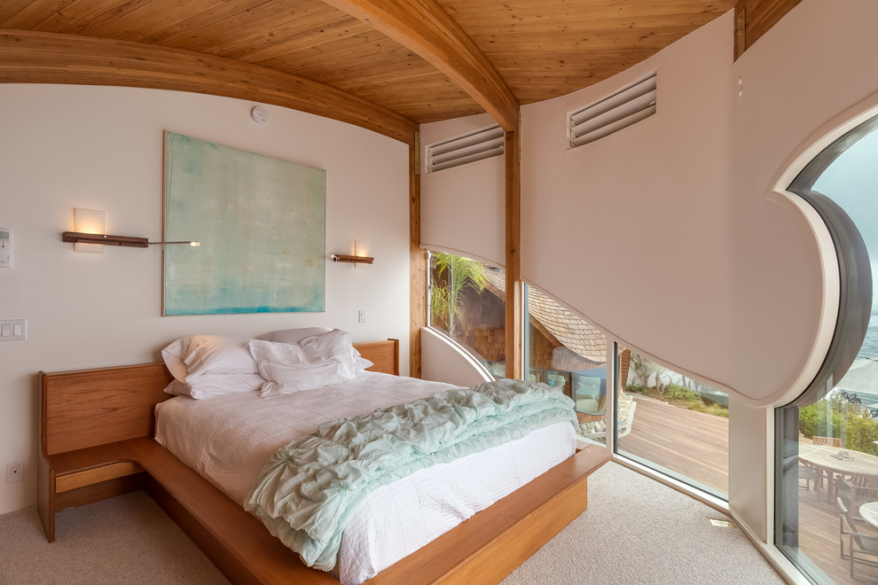 Идея дизайна: спальня в морском стиле с белыми стенами и ковровым покрытием без камина