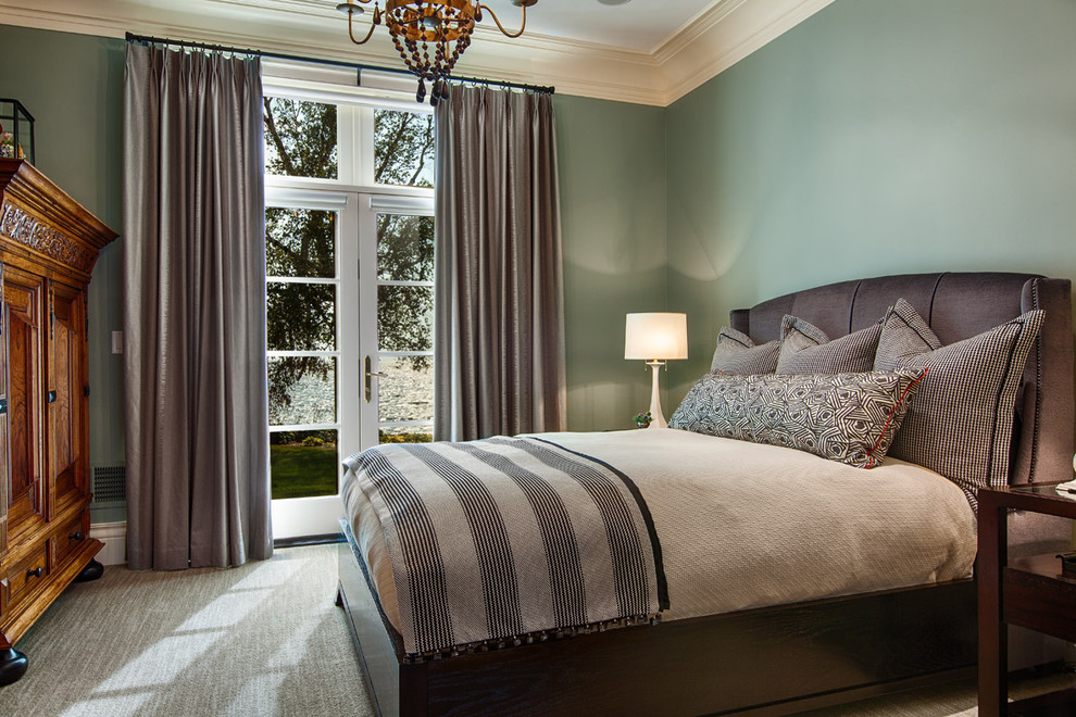 Пример оригинального дизайна: хозяйская спальня среднего размера в стиле неоклассика (современная классика) с серыми стенами, ковровым покрытием и серым полом без камина