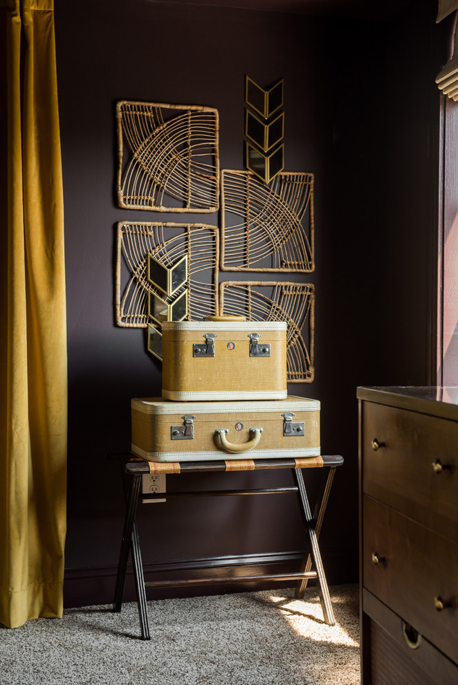 Источник вдохновения для домашнего уюта: хозяйская спальня среднего размера в стиле неоклассика (современная классика) с фиолетовыми стенами, ковровым покрытием и бежевым полом